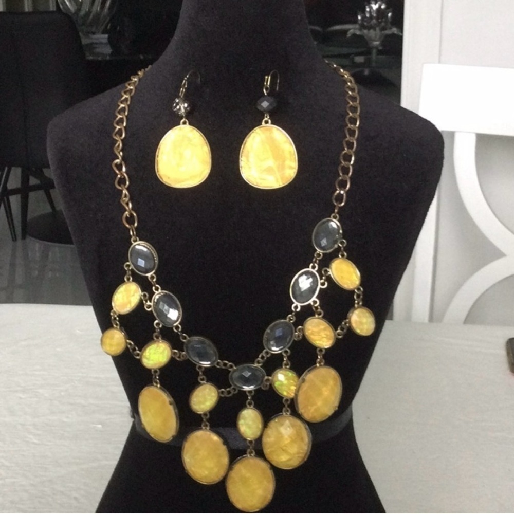 Woman’s Necklace and Earrings Set color yellow and black